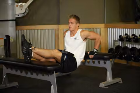 Demonstrasi gerakan Weighted Bench Dip.