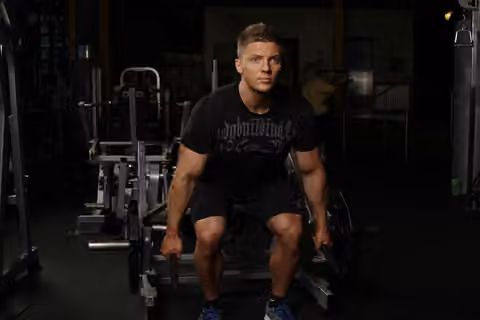Demonstrasi gerakan Leverage Deadlift.