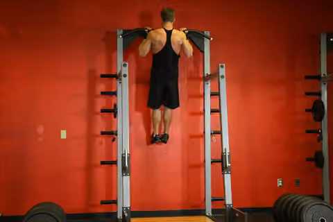 Demonstrasi gerakan Chin-Up.