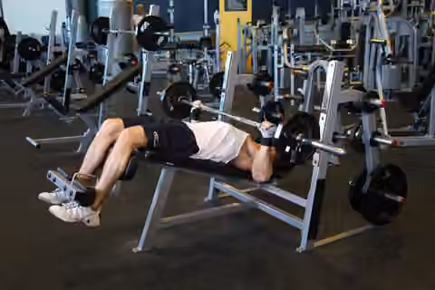 Demonstrasi gerakan Wide-Grip Decline Barbell Bench Press.