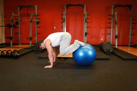 Demonstrasi gerakan Exercise Ball Pull-In.