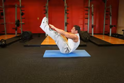 Demonstrasi gerakan Jackknife Sit-Up.