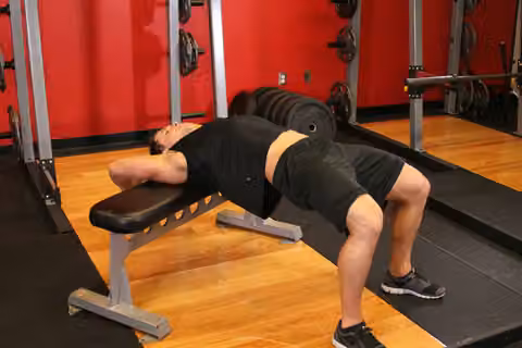 Demonstrasi gerakan Straight-Arm Dumbbell Pullover.